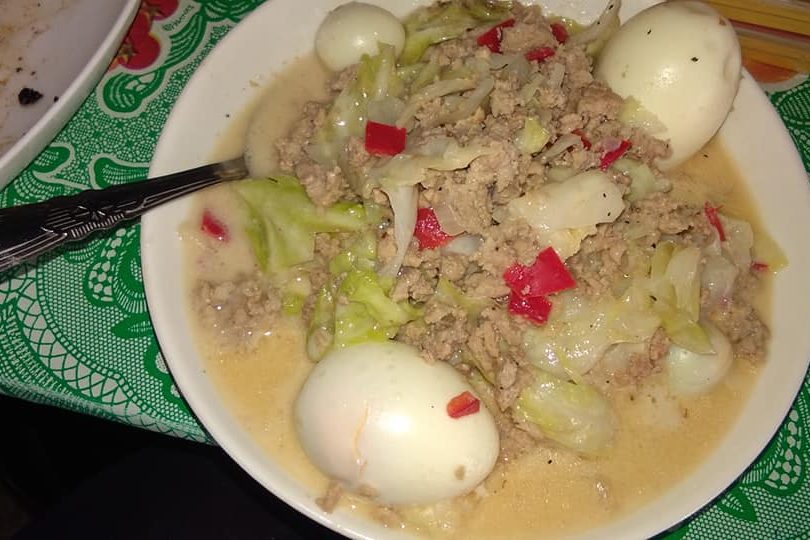 Mixed vegetable leaves with Boiled egg and ground pork