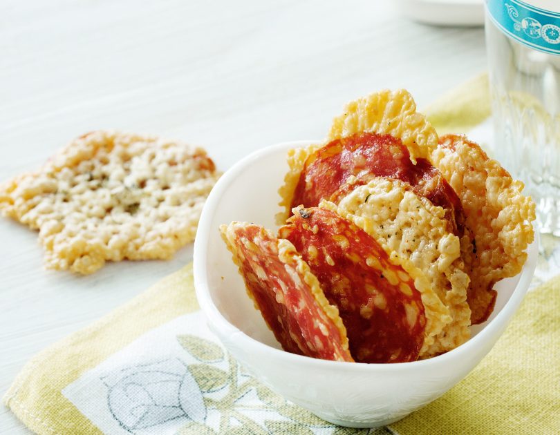 Low-carb salami and cheese chips