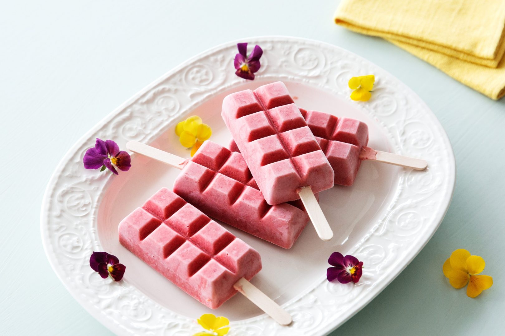 Low-carb frozen yogurt popsicles