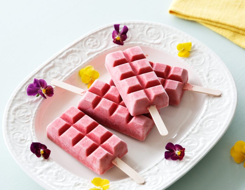 Low-carb frozen yogurt popsicles